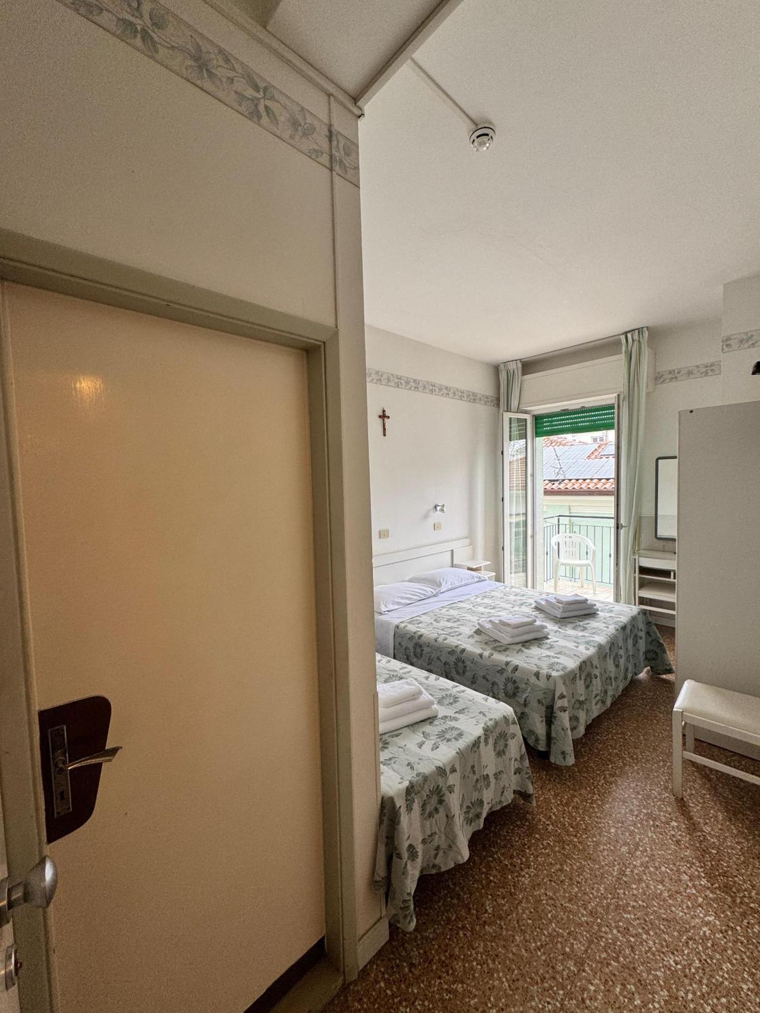 Hotel Urania Nuova Gestione Rimini Exterior foto