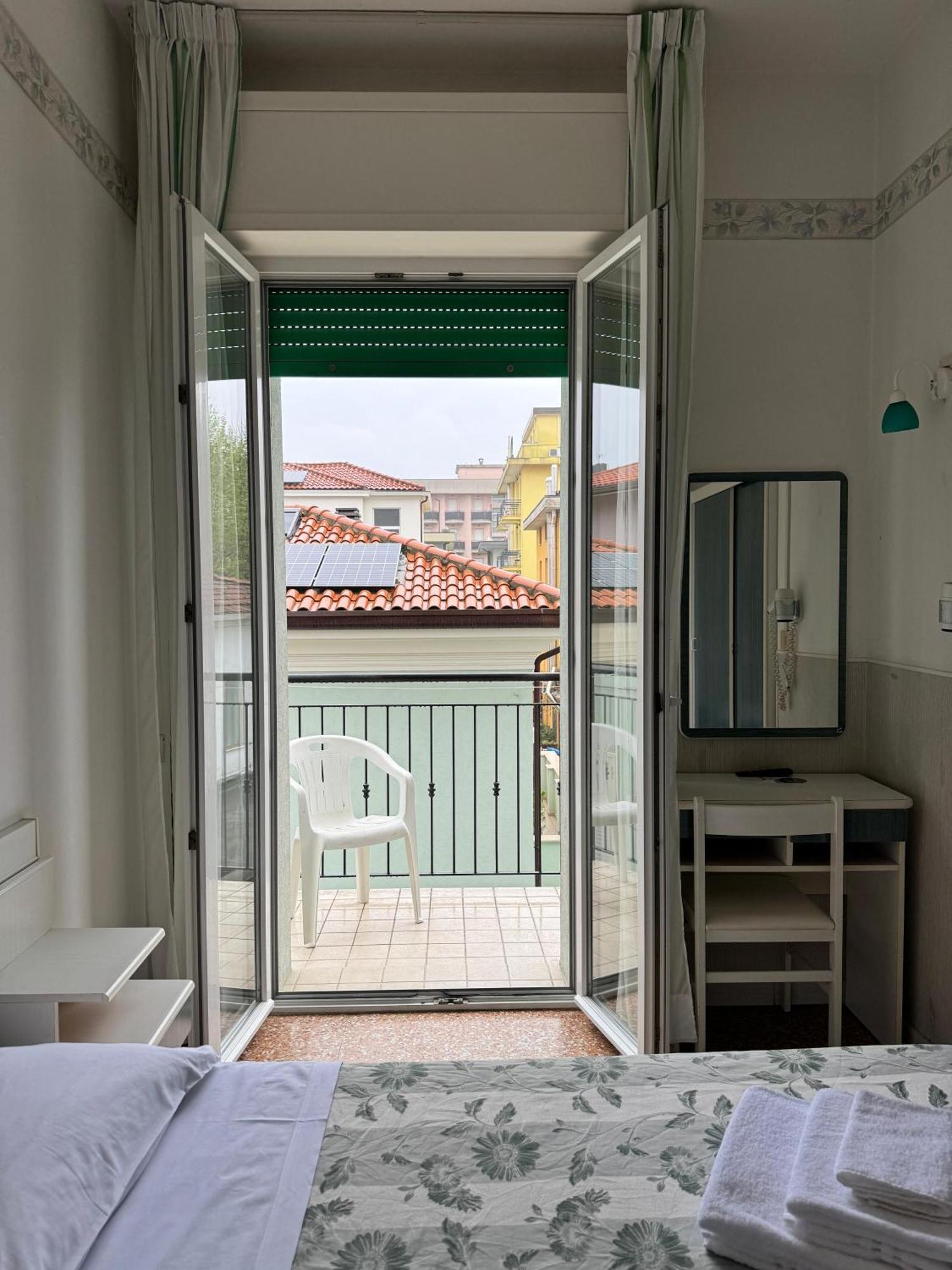 Hotel Urania Nuova Gestione Rimini Exterior foto