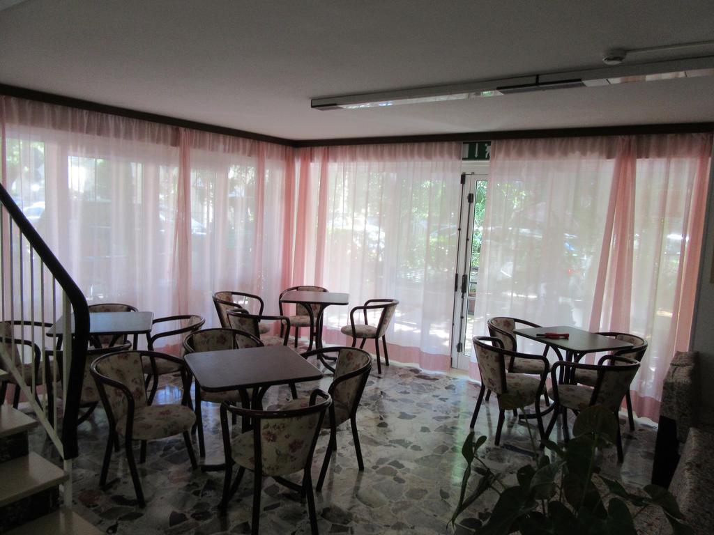 Hotel Urania Nuova Gestione Rimini Exterior foto